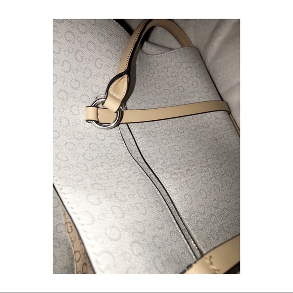 Beautiful Guess purse - Picture 2 of 4